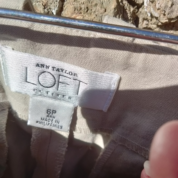 ⬇️ Price Drop!⬇️ LOFT Pants in size 6P - Picture 3 of 3